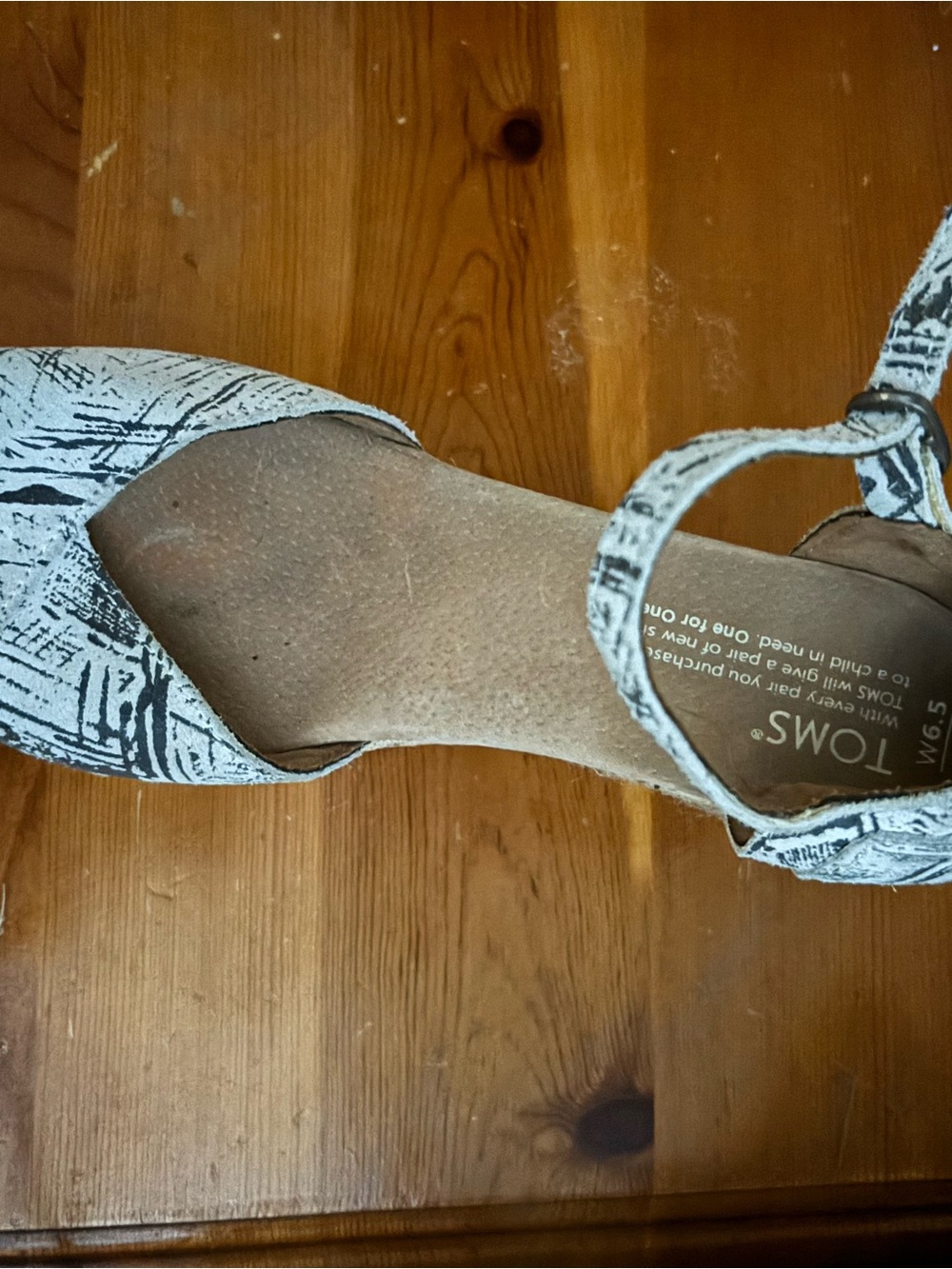 Toms White and Black Abstract Ankle-Strap wedge
